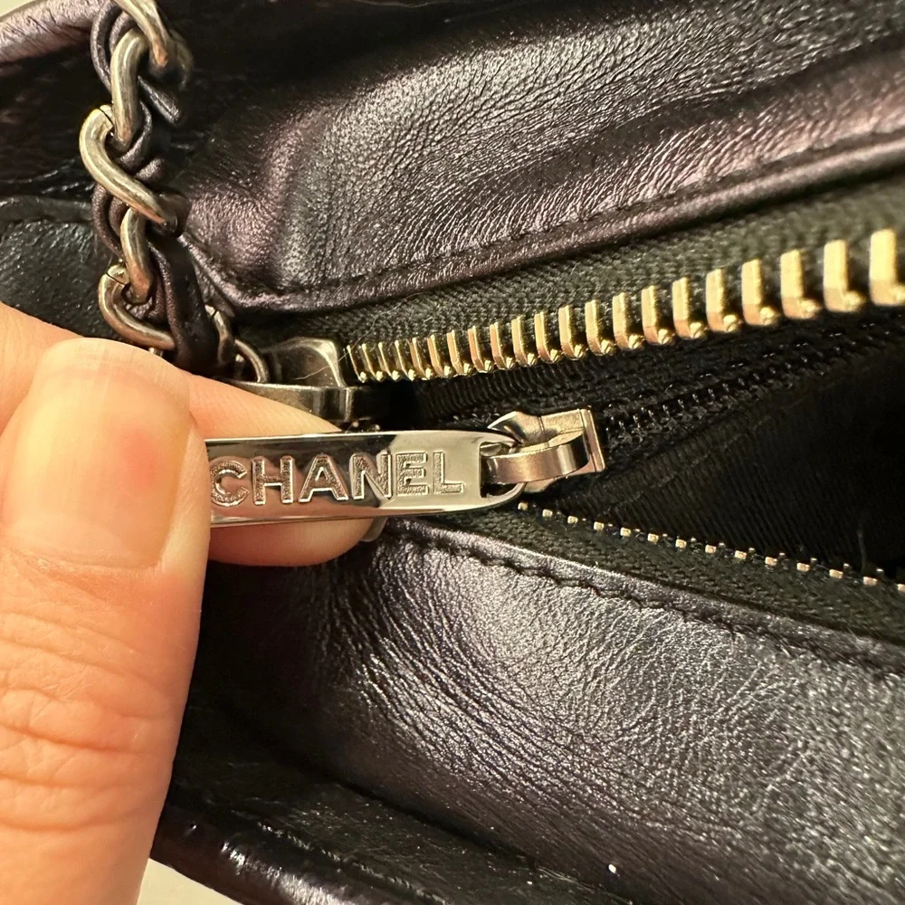 Chanel small Gabrielle hobo in black iridescent aged calfskin - Picture 10 of 17